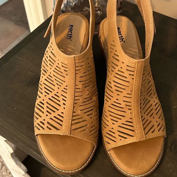 GUC Earth Sandals(size 8.5 W) - Picture 4 of 8